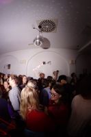 Dichtes Gedränge unter weißer Gewölbedecke, rechts eine Diskokugel.