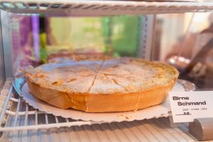 Angeschnittene Birne-Schmand-Torte in der Kühlvitrine.