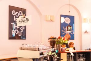„Ausgabe“-Schild hängend über der Theke im Café.
